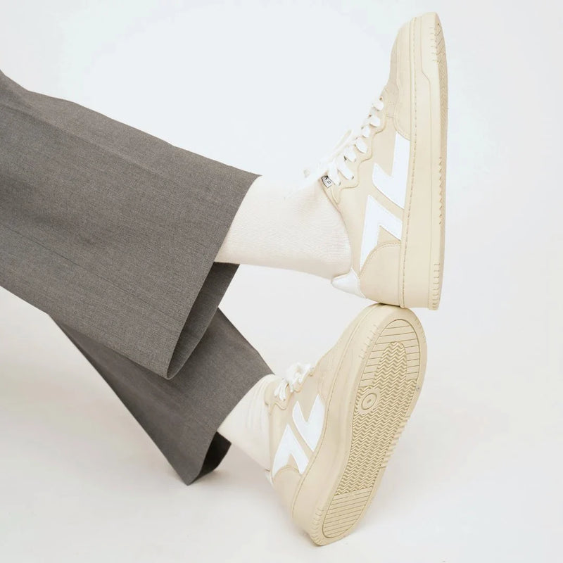 Deportivas Beta B3 beige desgastadas, estilo minimalista y cómodo para una moda responsable.