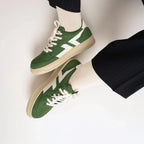 Getragene grüne Sneaker Beta B3, modisches und ökologisches Modell, passend zu jedem Outfit.