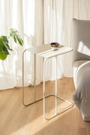 Moderner Beistelltisch DENYA aus pulverbeschichtetem Metall mit minimalistischen Design in einem Wohnraum.