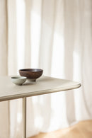Beautiful DENYA with minimalist Tischplatte and decorative shades of ceramics and wood.