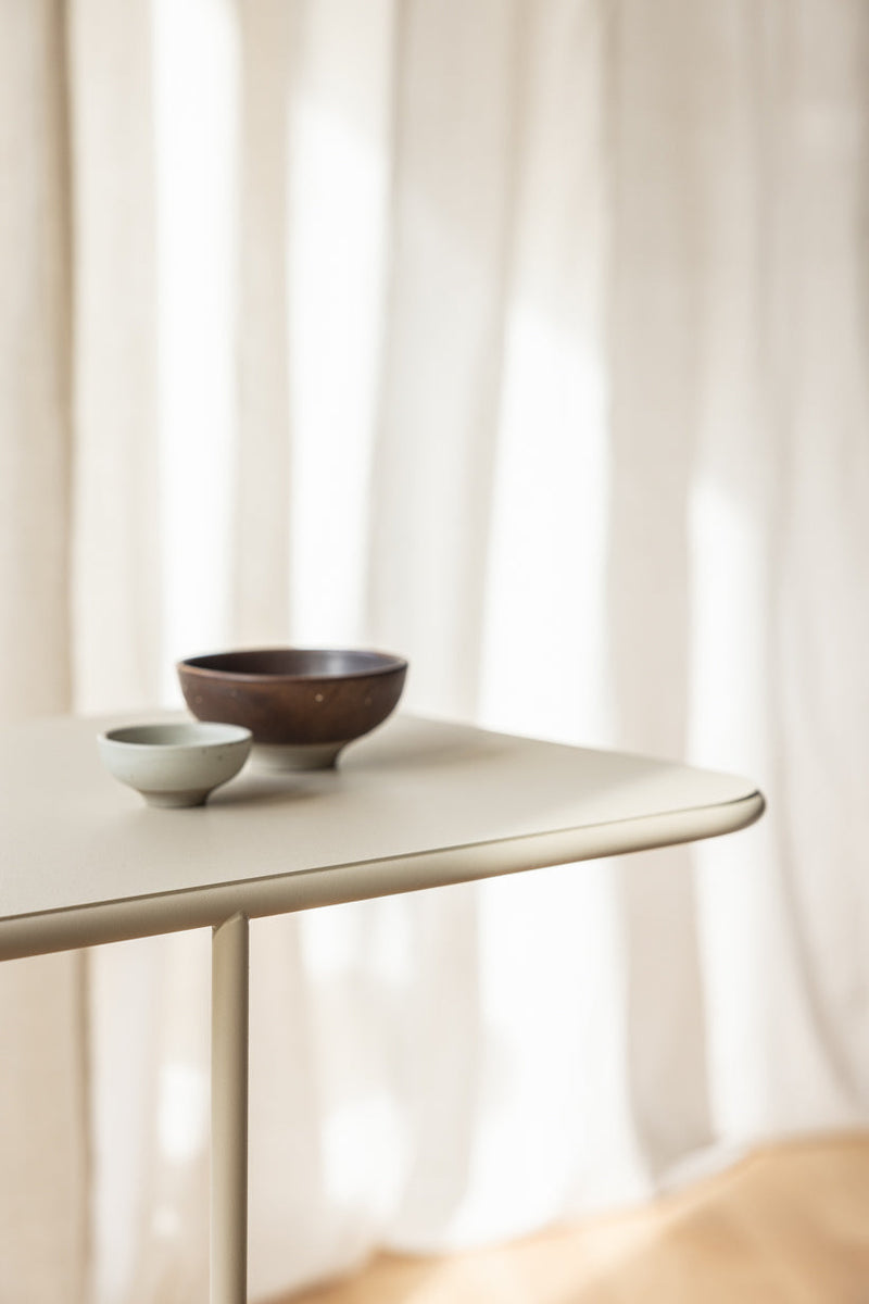 Beautiful DENYA with minimalist Tischplatte and decorative shades of ceramics and wood.