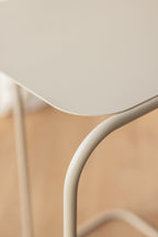Detailansicht des Beistelltisch DENYA mit geschwungener Metallstruktur und eleganter Tischplatte.