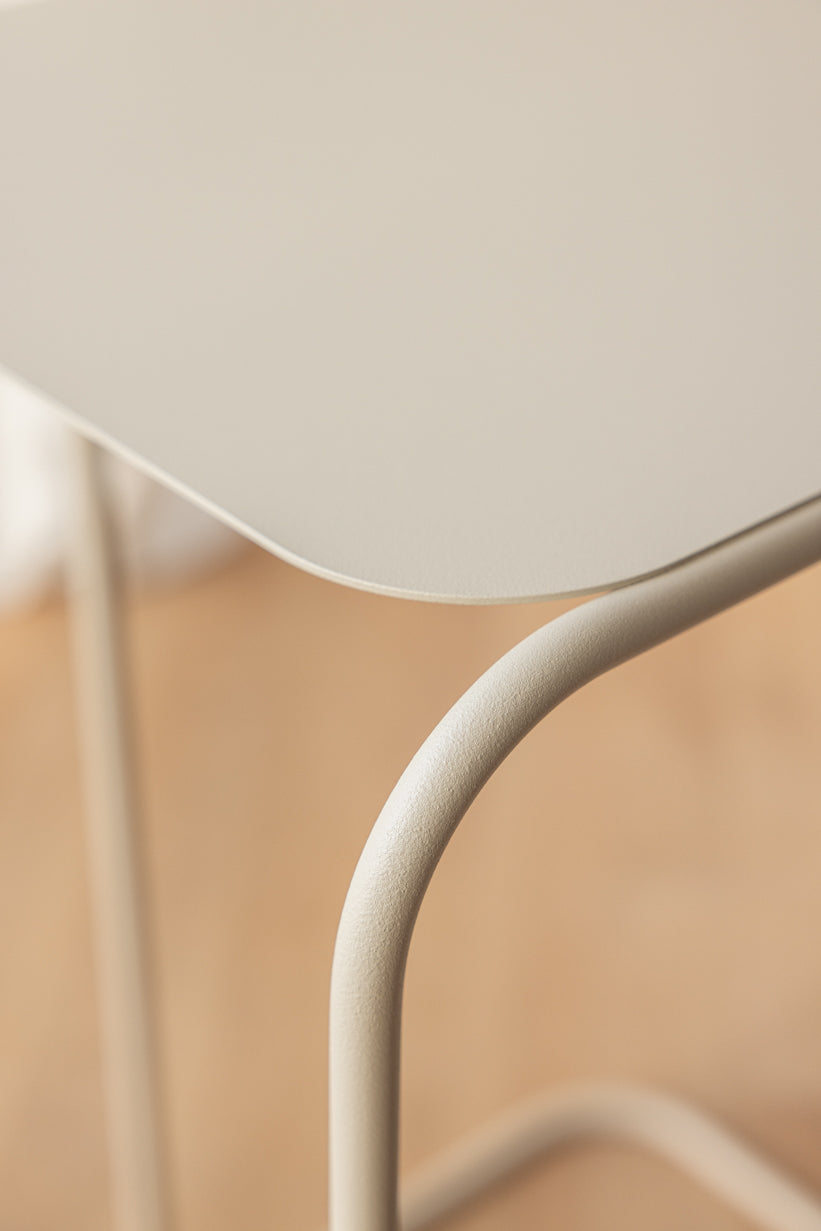 Detailansicht des Beistelltisch DENYA mit geschwungener Metallstruktur und eleganter Tischplatte.