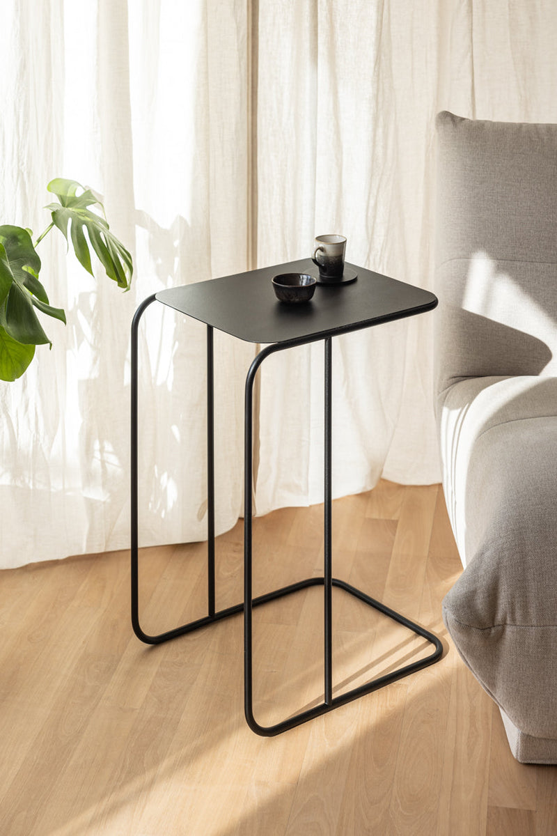 Moderner Beistelltisch DENYA aus pulverbeschichtetem Metall mit elegantem Design und stabilizer Tischplatte.