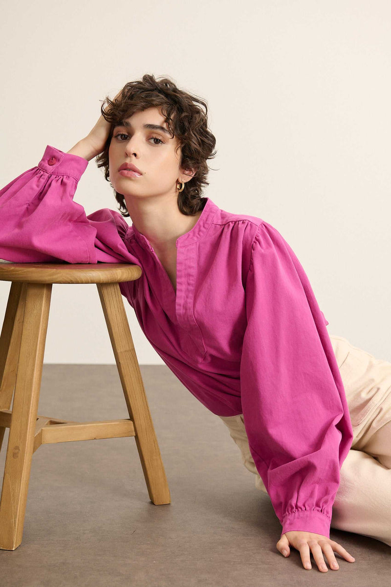 Blouse ample en coton coloris fuchsia, collection Garance Paris automne hiver 2025, découpes froncées dos et devant. 