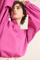 Manches longues légèrement amples, montées sur l'épaule avec fronces discrètes au niveau de la tête de manche. 