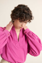 Toile sergée 100 % coton coloris fuchsia, tissage dense et mat au toucher doux, avec un joli tombé souple et fluide. 