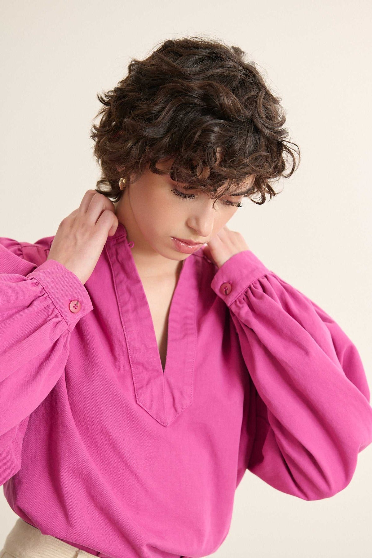 Toile sergée 100 % coton coloris fuchsia, tissage dense et mat au toucher doux, avec un joli tombé souple et fluide. 
