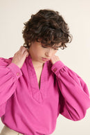 Toile sergée 100 % coton coloris fuchsia, tissage dense et mat au toucher doux, avec un joli tombé souple et fluide. 