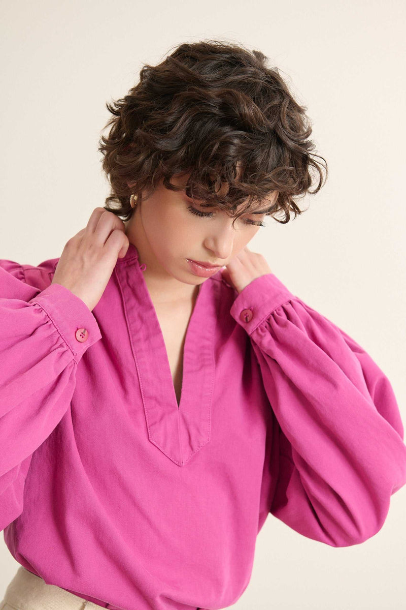 Toile sergée 100 % coton coloris fuchsia, tissage dense et mat au toucher doux, avec un joli tombé souple et fluide. 