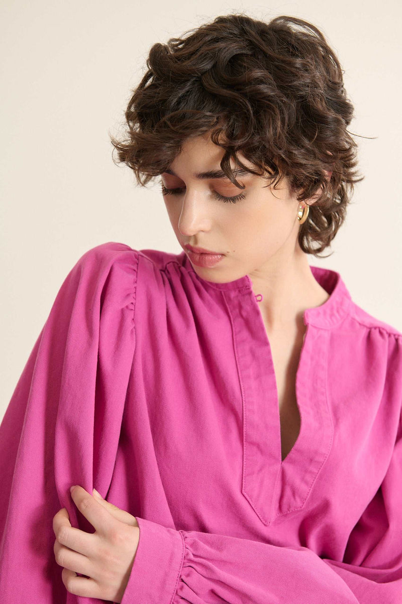 BEA à la découpe horizontale sur le devant avec fronces légères, ajoute du volume à la poitrine et structure la silhouette.