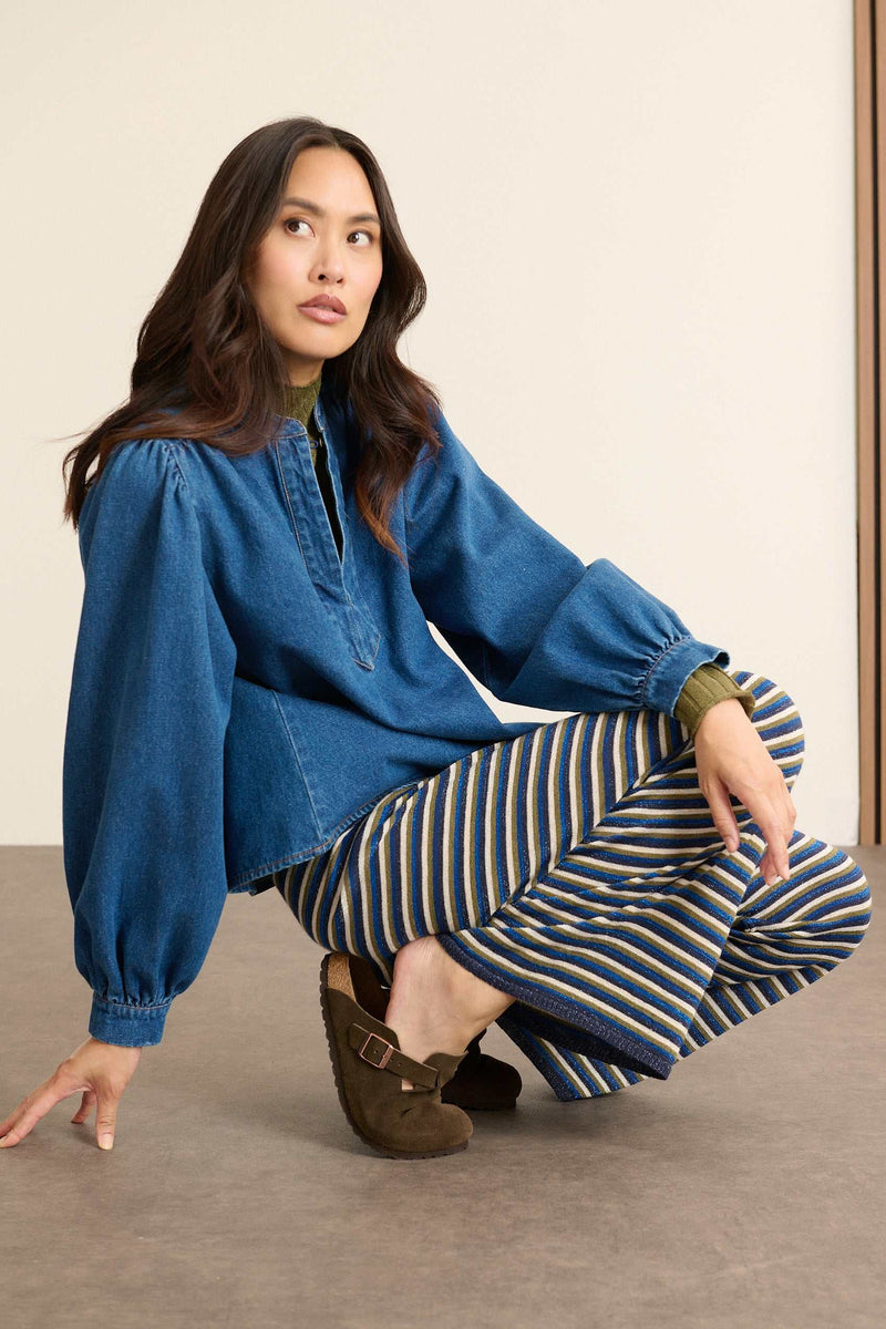 Blouse ample en denim bleu 100 % coton, collection Garance Paris automne hiver 2025, fronces devant et dos avec découpes.