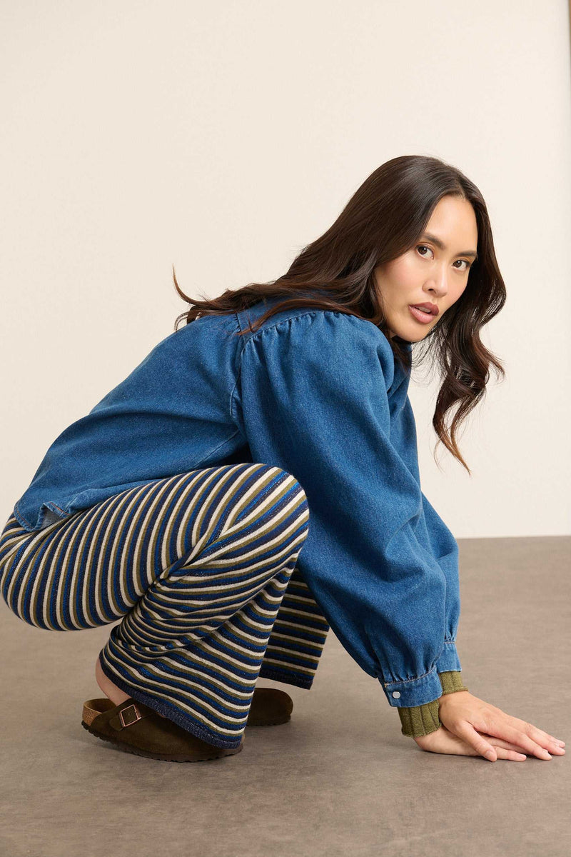 SIMON, à la coupe droite et souple avec finitions en bas nettes, sans revers ni bord-côtes pour un tombé naturel.