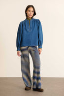 SIMON, motif à fines rayures verticales ton sur ton, tricoté dans la maille pour allonger visuellement la jambe.