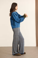 Manches longues classiques avec coupe droite et poignets étroits, fronces discrètes en tête de manches.