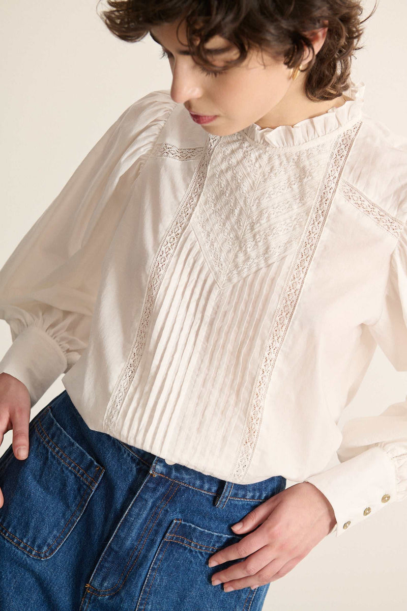 Blouse coloris blanc en voile de coton, collection Garance Paris automne hier 2025, dentelles, plis, et col volanté.