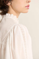 Blouse pour femme Garance Paris, coloris écru, avec fermeture dans le dos par un bouton ton sur ton. 