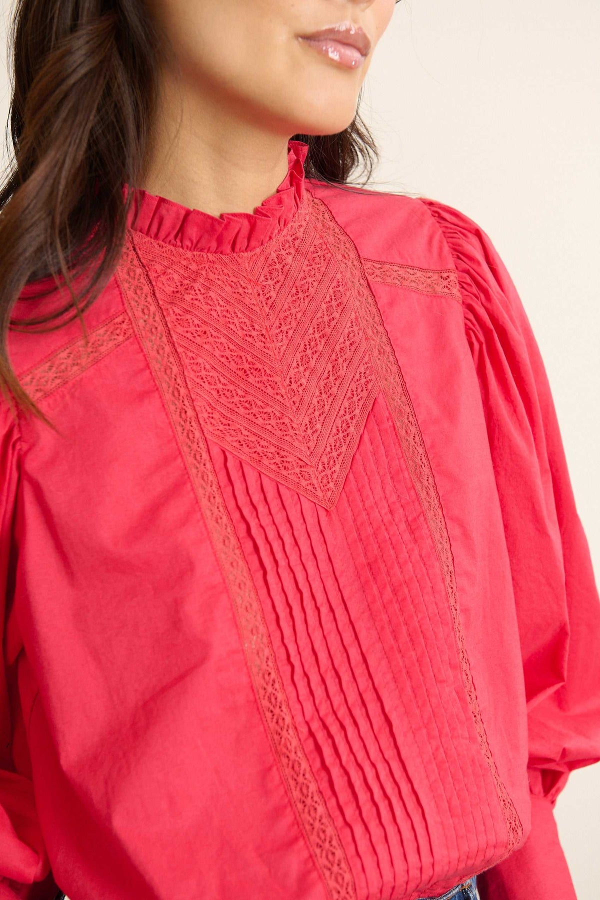 Blouse cerise en voile de coton, collection Garance Paris automne hier 2025, dentelles, plis, et col volanté.