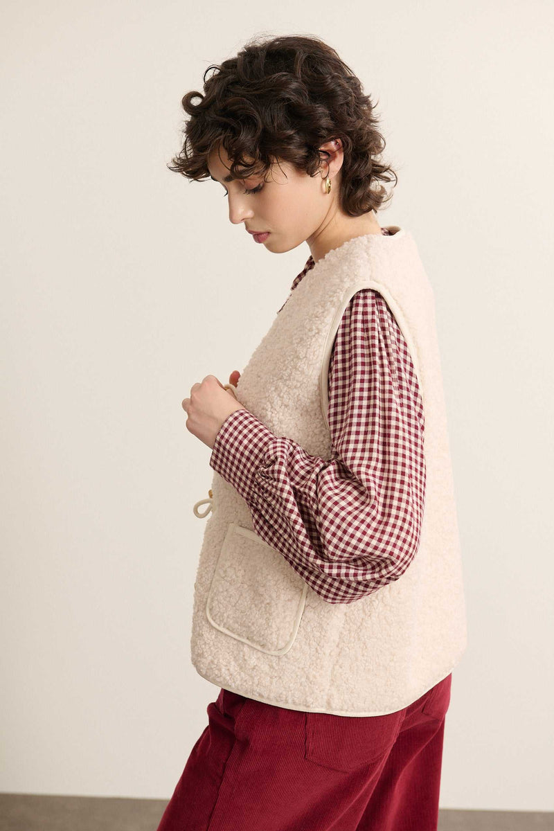 Blouse en vichy coloris bordeaux à grand col volant, fermeture boutonnée et boutons nacrés, BERTILLE.