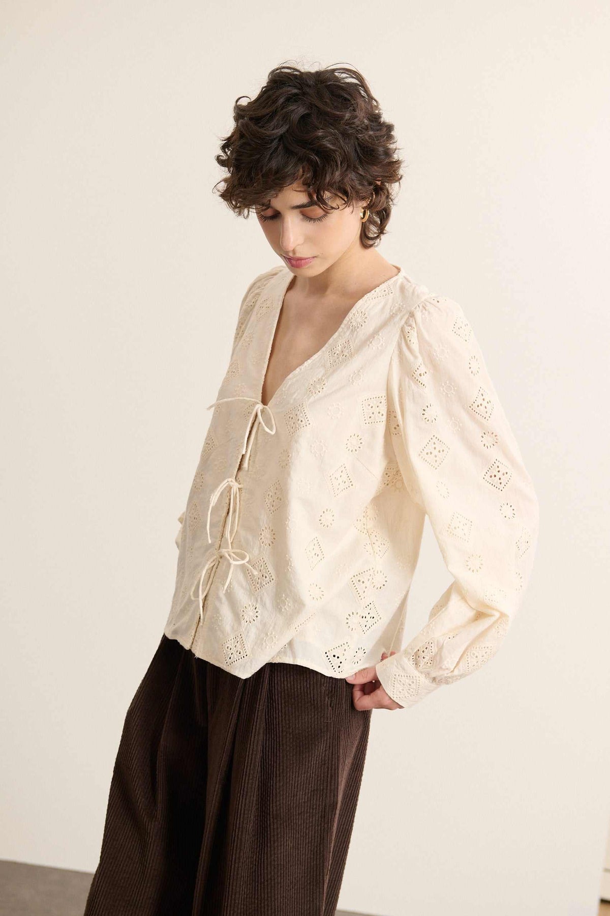 Haut pour femme Garance Paris, blouse BETTY à manches longues avec emmanchures classiques et motifs réguliers.