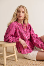 Blouse en coton à manches larges avec découpes rose et bordeaux boutons nacrés tissu jacquard 
