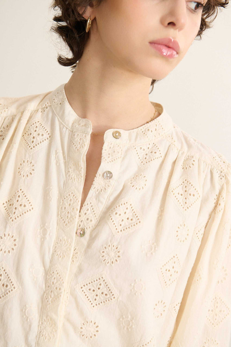 Manches longues pour la blouse KETTY ample en dentelle esprit broderie anglaise coloris écru. 