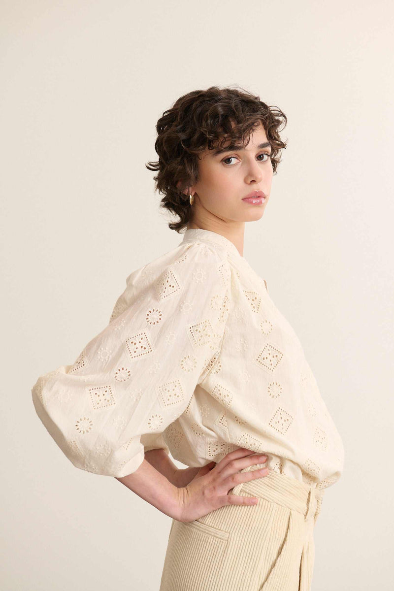Haut pour femme Garance Paris, type blouse coloris écru avec dentelle esprit broderie anglaise, manches longues.