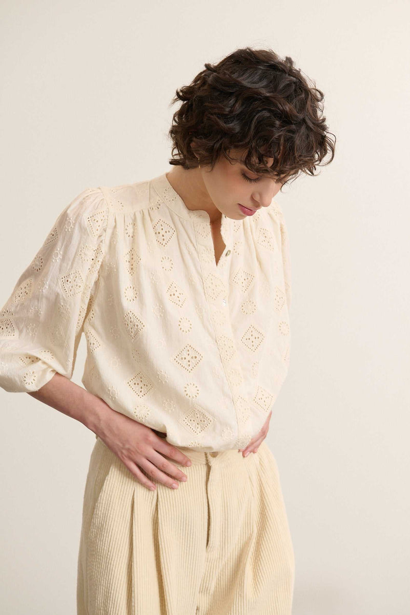 Blouse ample en broderie anglaise écru, collection Garance Paris automne hiver 2025, découpe froncée devant et dos.