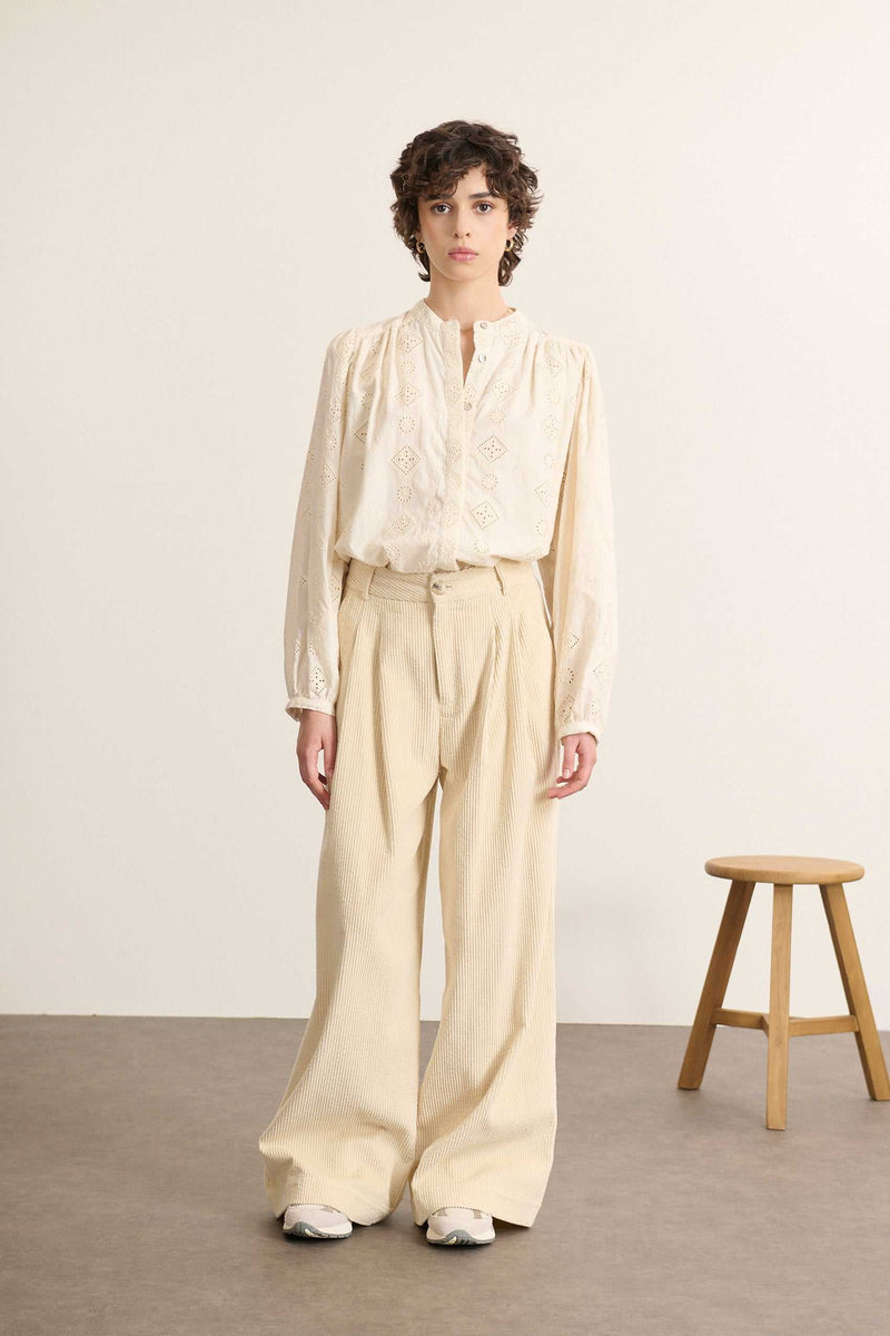 Blouse KETTY avec découpe horizontale sur le devant avec fronces réparties sous poitrine créant un volume fluide.