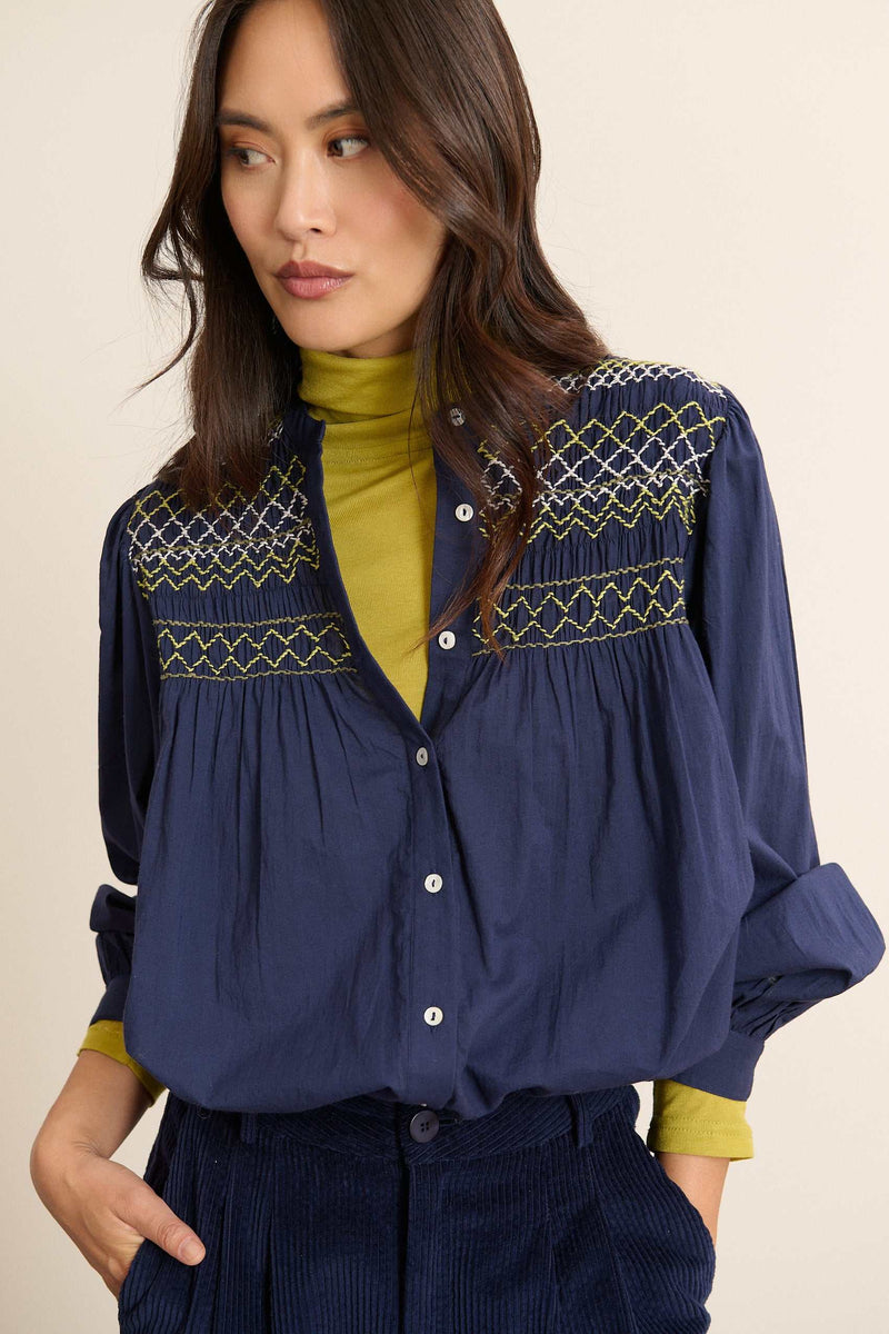 Blouse pour femme coloris marine aux manches longues, à la coupe ample et aux découpe à l'avant.