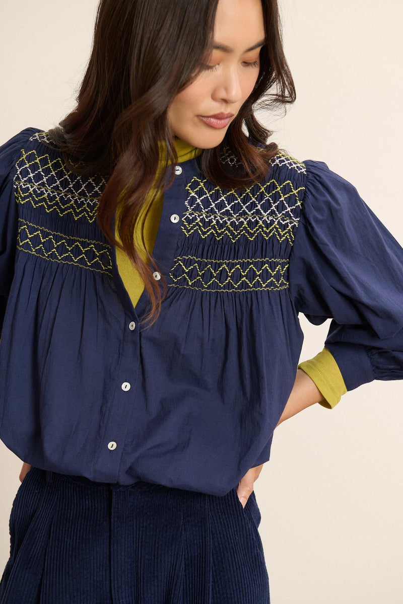 Voile de coton marine 100 % coton, tissu léger et fluide avec transparence subtile et tombé souple sur l'ensemble de la pièce.