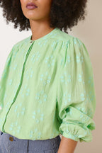 Blouse entièrement doublée coloris vert à broderie plumetis fronces aux épaules et au dos