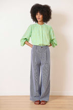 Blouse 100% coton avec broderie et  avec manches longues boutonnées haut à col rond vêtement femme
