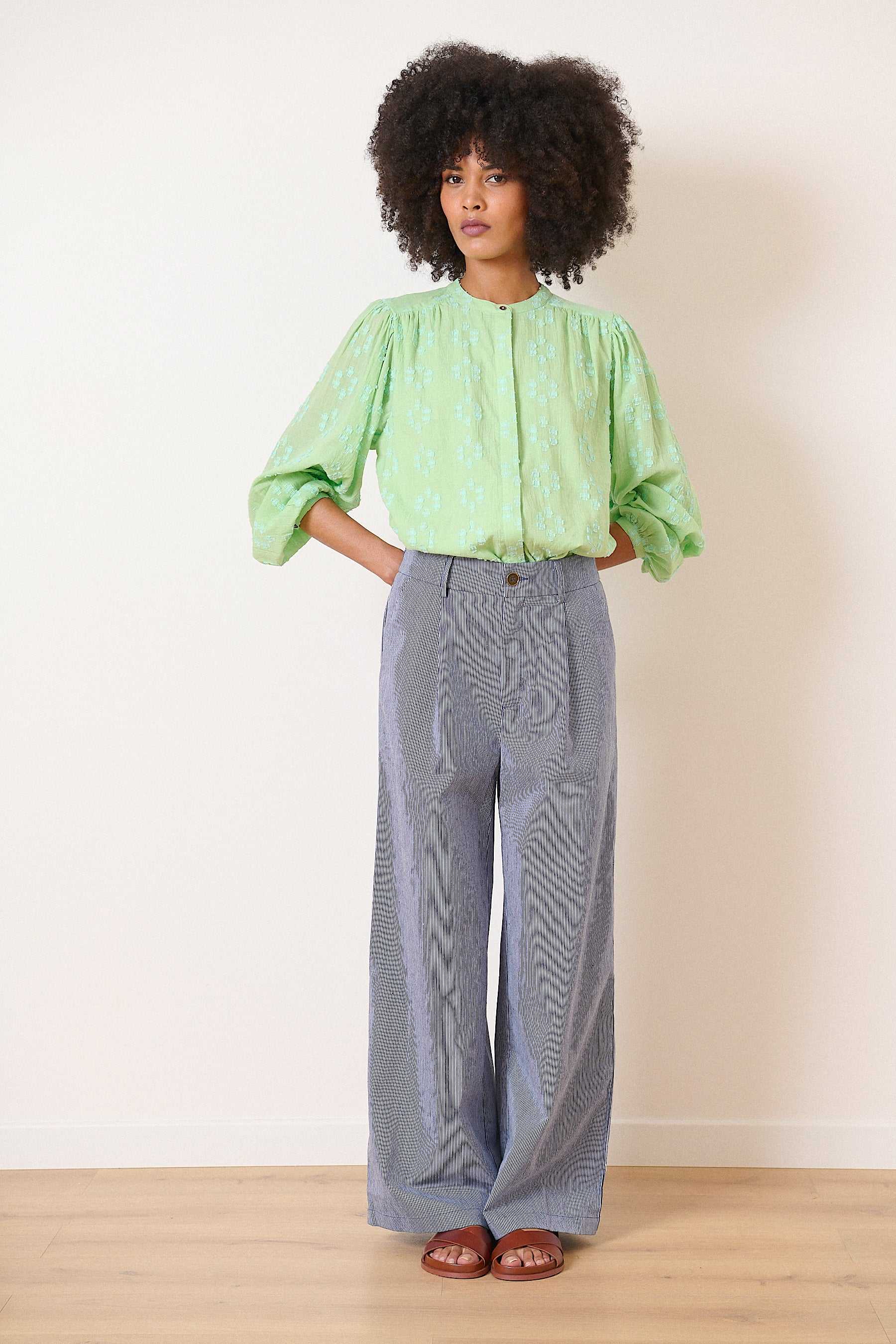 Blouse 100% coton avec broderie et  avec manches longues boutonnées haut à col rond vêtement femme