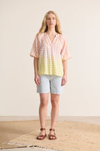 Blouse jaune légère, col V, manches élastiquées, détails plumetis et teinture dip dye artisanale vêtement femme
