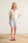 Haut avec liens à l'avant avec manches courtes tissu broderie anglaise coloris écru blouse femme estivale 