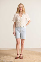 Haut avec liens à l'avant avec manches courtes tissu broderie anglaise coloris écru blouse femme estivale 