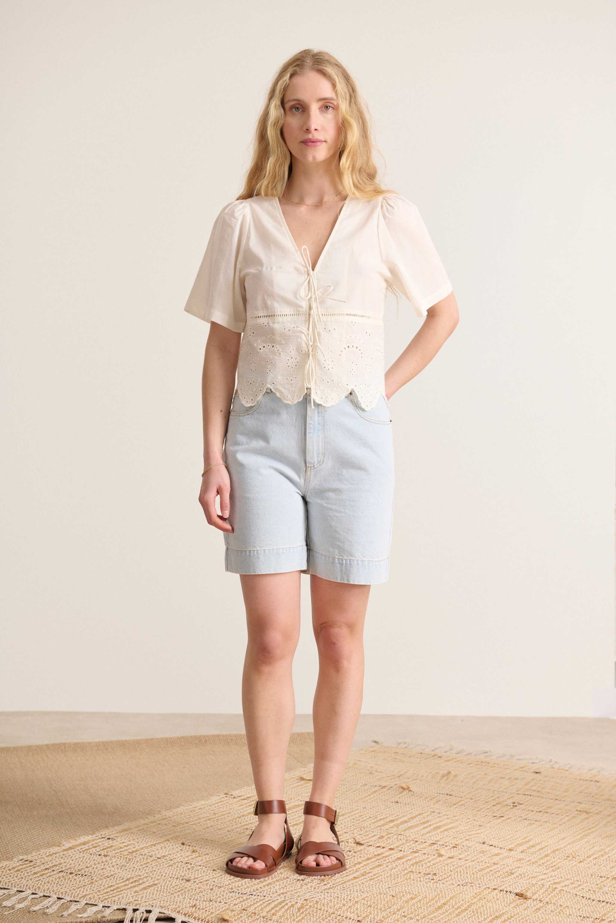 Haut avec liens à l'avant avec manches courtes tissu broderie anglaise coloris écru blouse femme estivale 