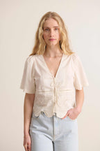 Blouse en broderie anglaise avec liens au col V et la coupe droite haut femme original et moderne marque Garance Paris 