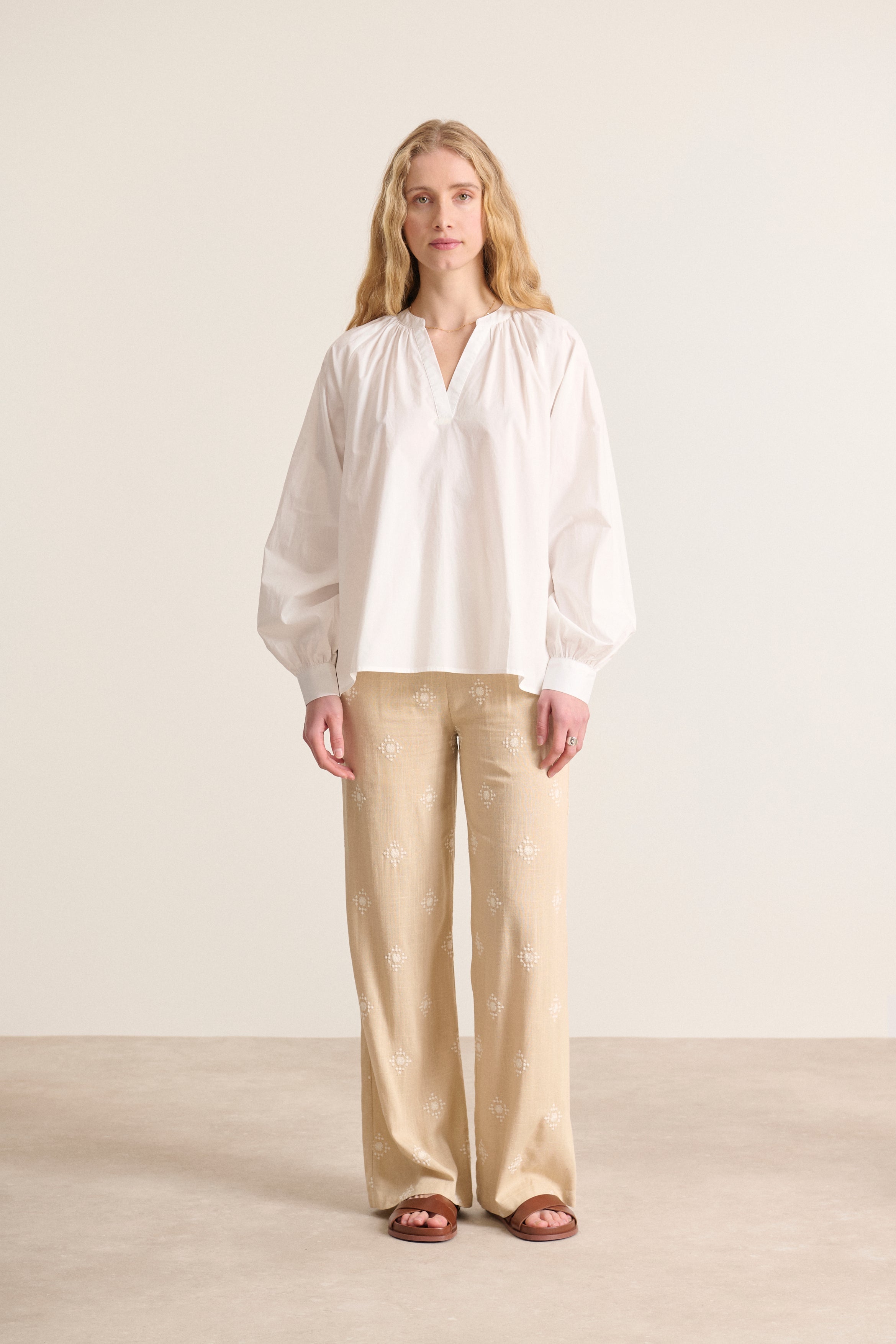 Blouse d'été coloris blanc  pour femme avec col V avec poignets boutonnés combinant confort et élégance