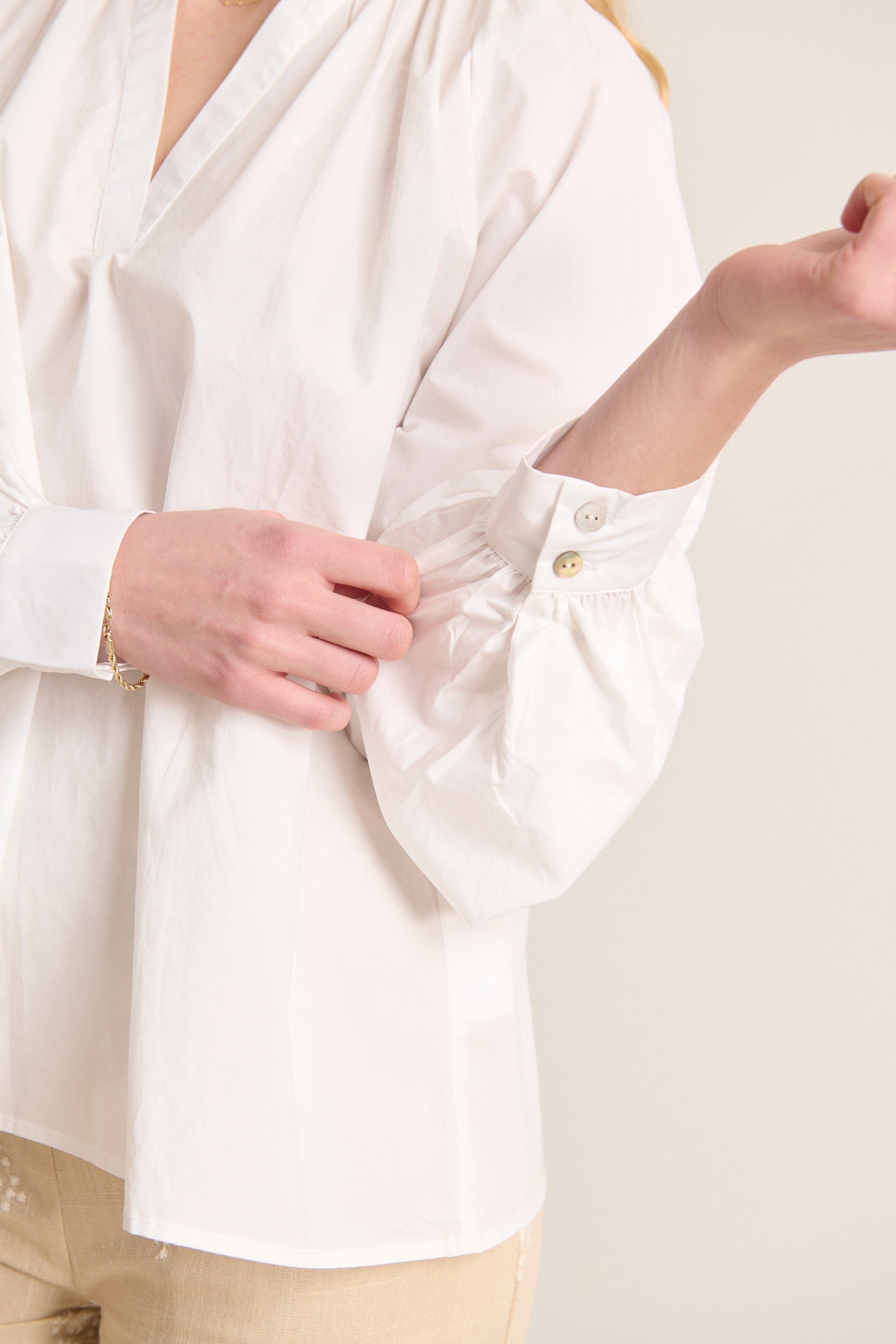 Blouse coloris blanc avec col V et manches longues avec boutons nacrés top pour femme confectionné en coton 