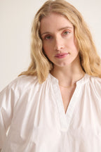 Haut léger pour femme coloris blanc à la coupe ample avec manches longues et emmanchures raglan marque française Garance Paris