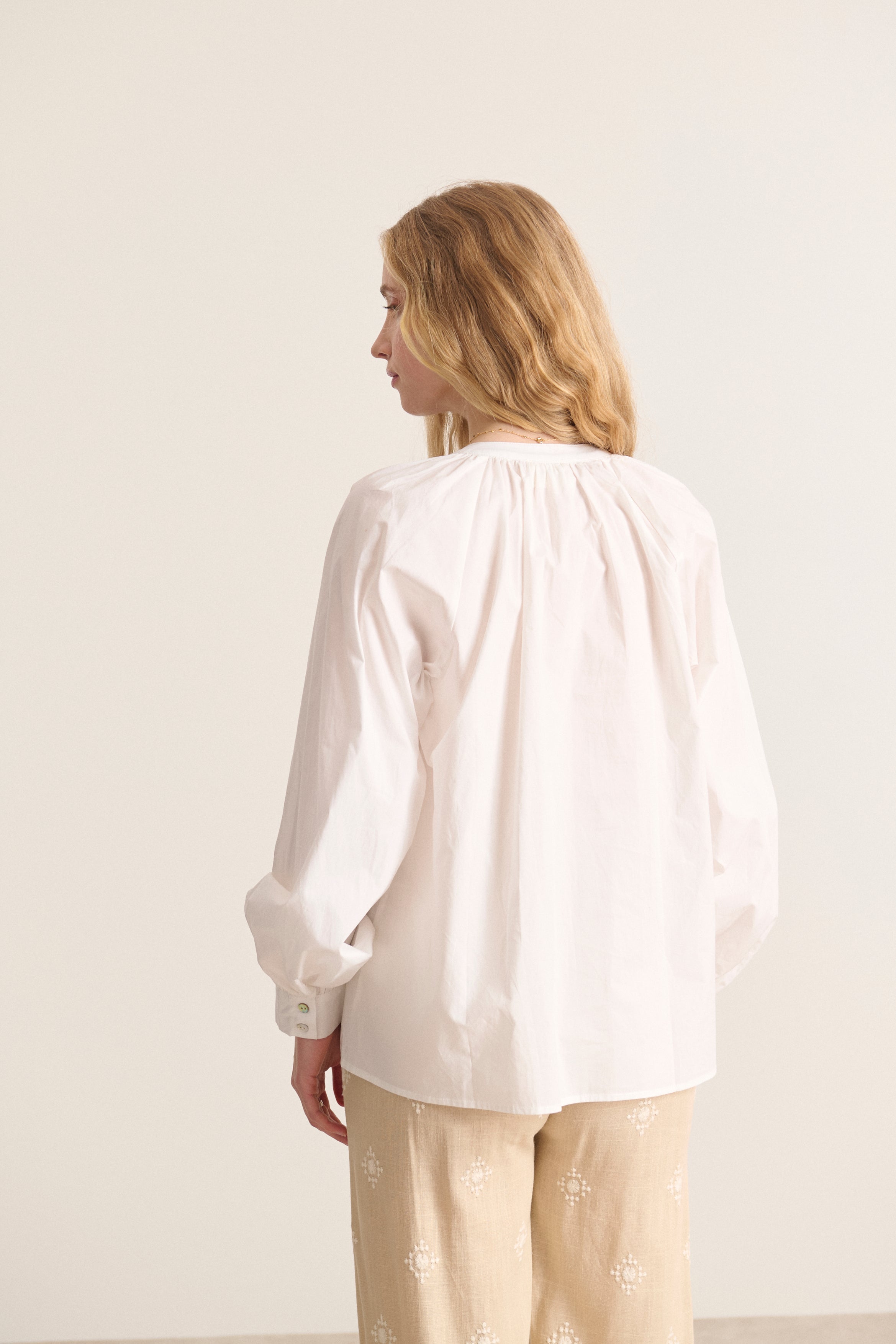 Blouse légère et élégante avec fronces délicates et manches longues ornées de boutons nacrés 100% coton 