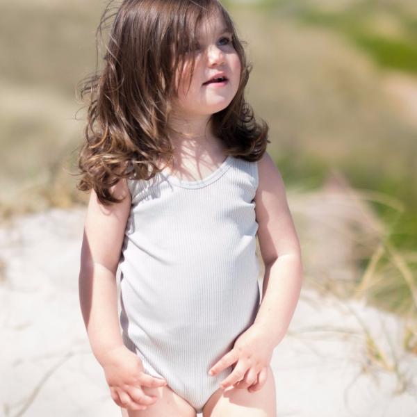 Body térmico sin mangas de seda Bornholm con volantes en seda y algodón - Aqua - Selección Minimalisma disponible en amaetc.com, concept store ecológico para niños