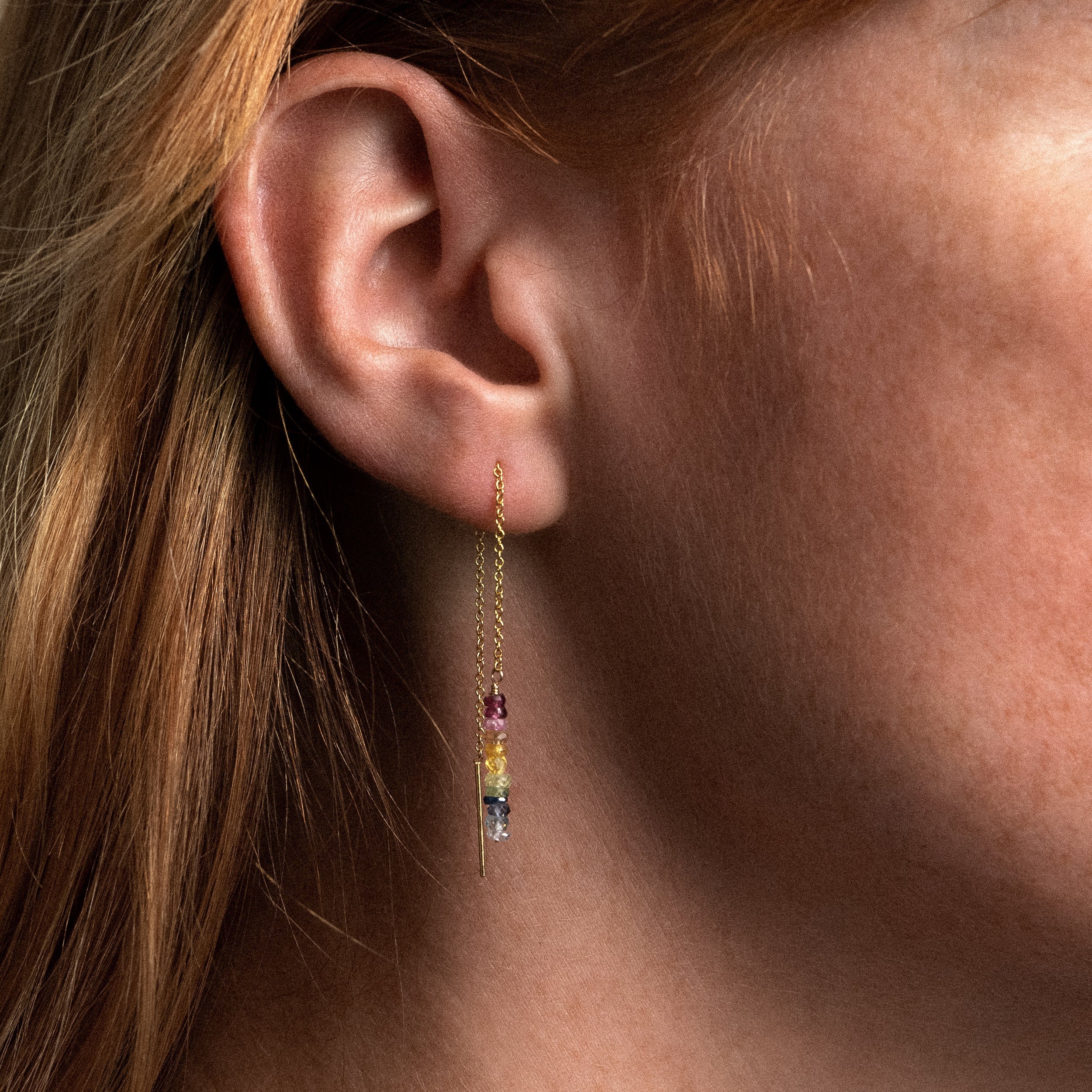 Boucle d'Oreille Chaîne Individuelle - saphir rainbow porté à l'oreille — expédition rapide et sécurisée