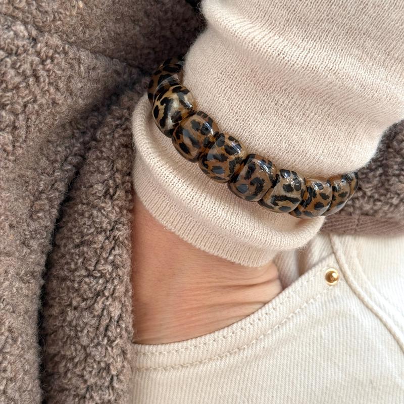 Instants Plaisirs – Bracelet Élastique "Alia" Résine, bracelet léopard porté sur un pull beige et une veste marron