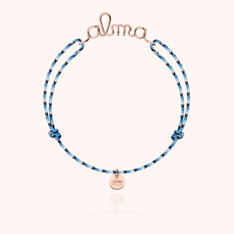 Bracelet Cordon Slim Knot Personnalisé porté au poignet — or rose laminé livraison soigneuse garantie