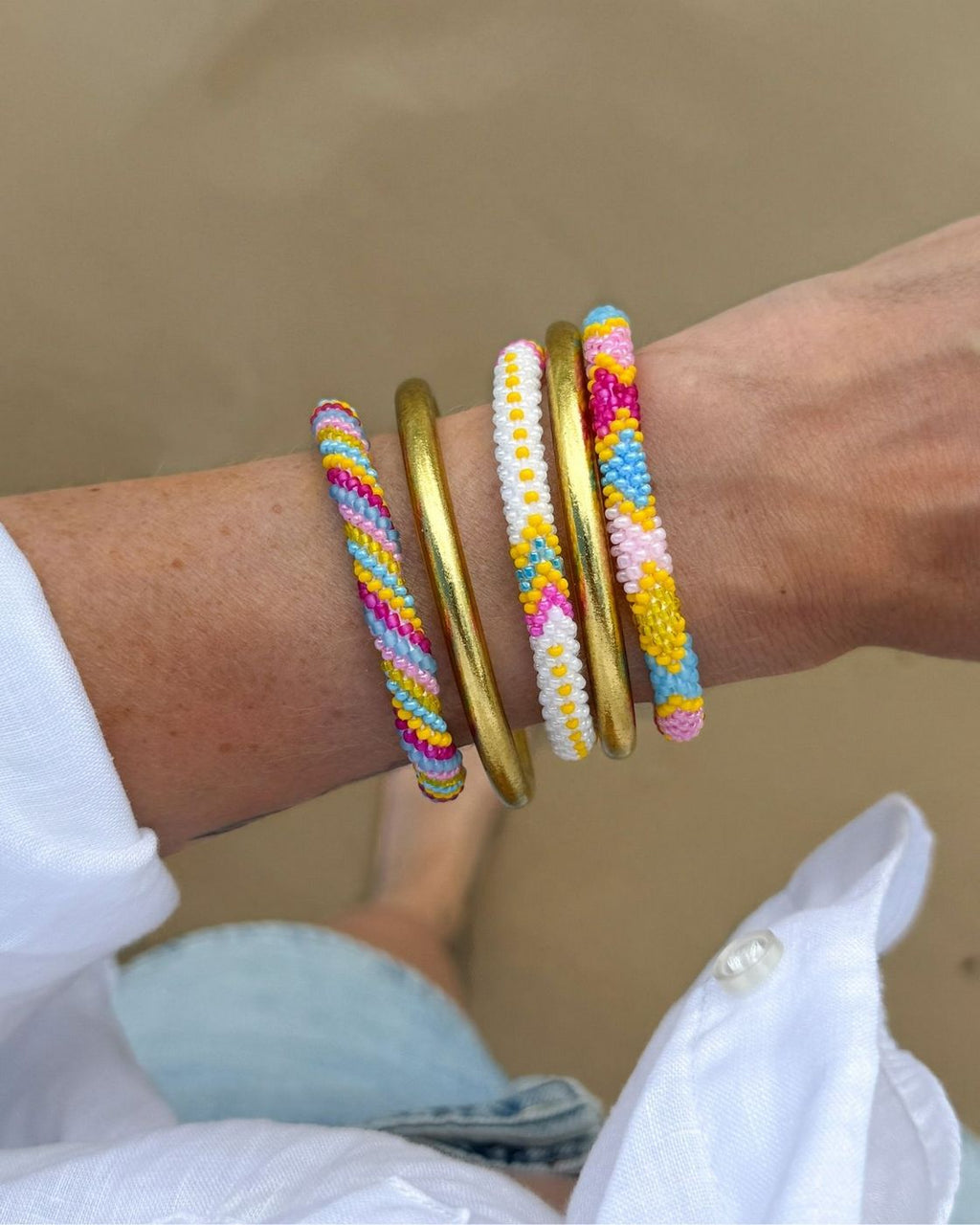 Nepalesiskt armband #124 - Vit/gul och rosa