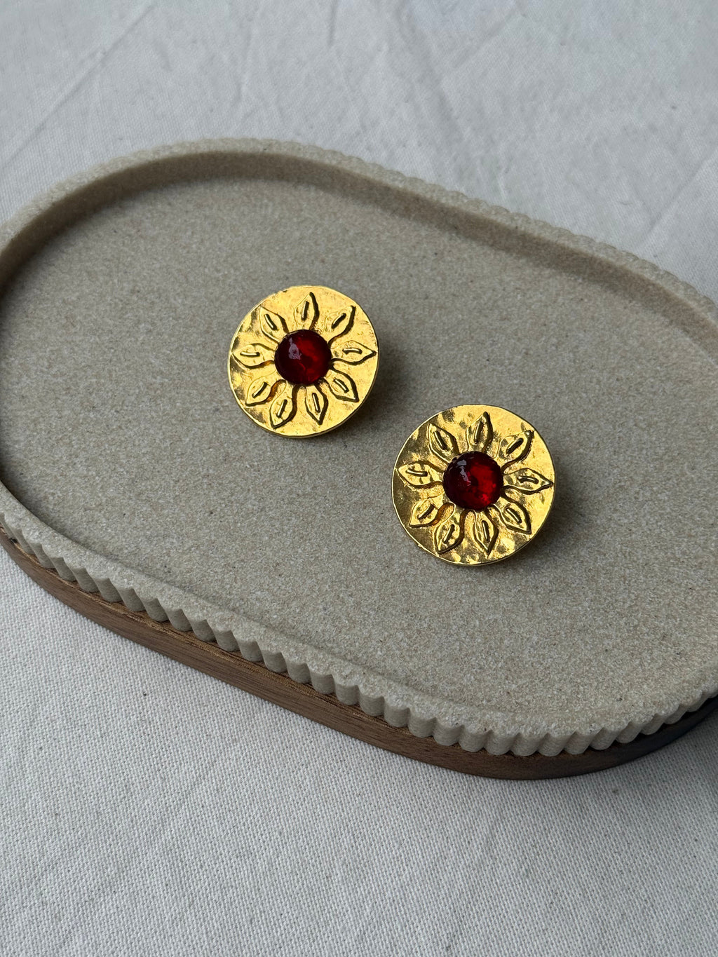 Boucles D’Oreilles Carita Vintage - Fleurs Dorées Et Cabochon Rouge