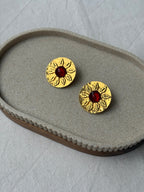 Boucles D’Oreilles Carita Vintage - Fleurs Dorées Et Cabochon Rouge